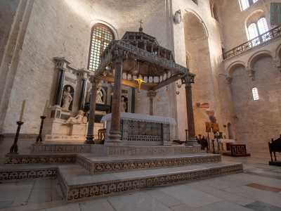 Di fronte a noi ecco il ciborio: un piccolo tempietto in marmo risalente al XII secolo: il pi� antico di tutta la Puglia. � caratterizzato da quattro colonne di breccia rossa e viola che terminano con capitelli decorati da angeli, arieti, uccelli e motivi vegetali